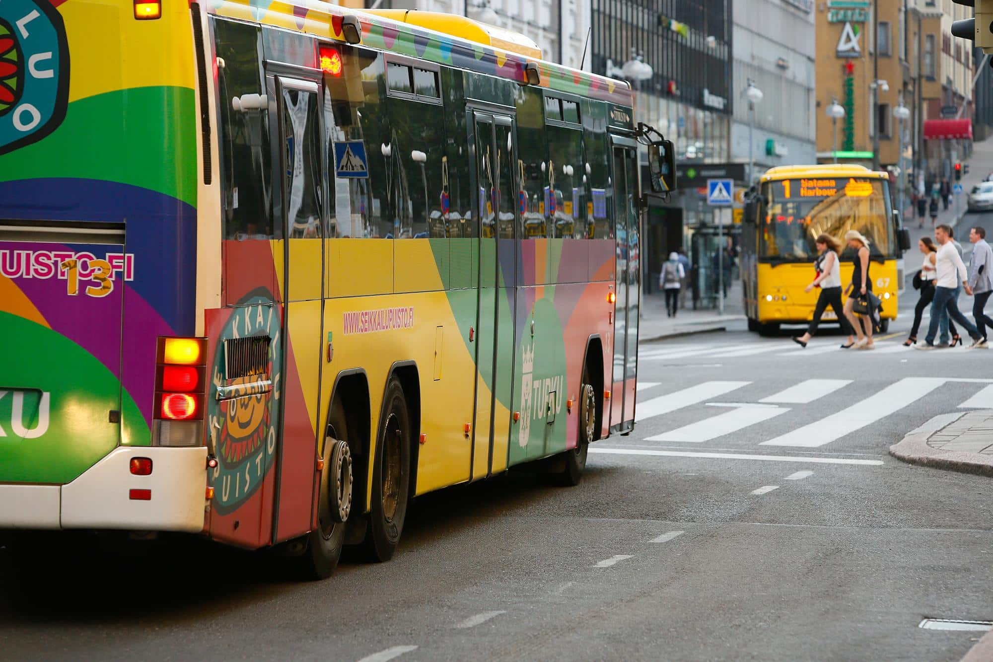 Kaksi keltaista Föli-bussia Turun katukuvassa.