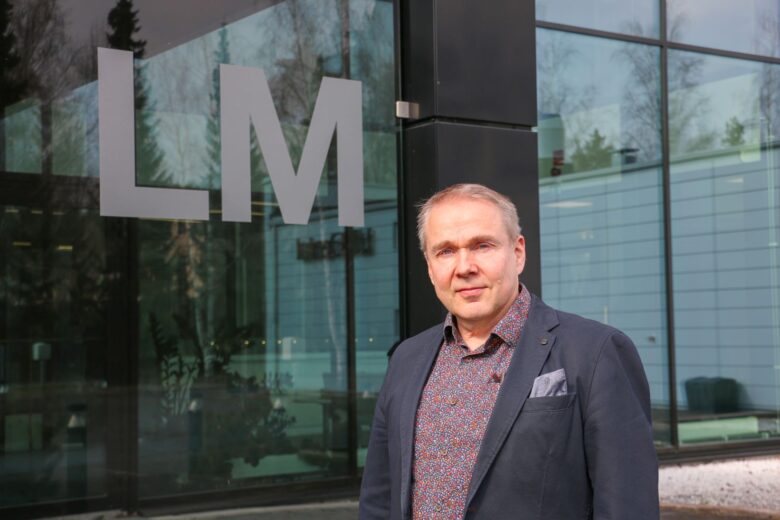 mies toimiston edessä