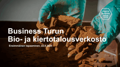 Kädet sinisissä kumihanskoissa esittelevät ruskeaa multaa. Päällä lukee Business Turun Bio- ja kiertotalousverkosto.