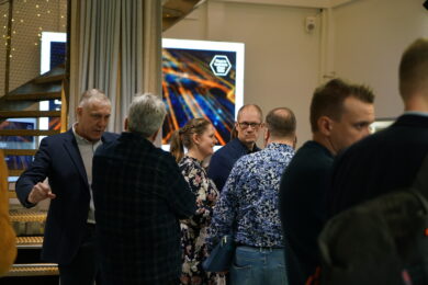 Ihmisiä verkostoitumassa