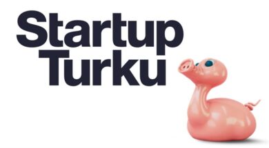 Startup Turku -logo ja vaaleanpunainen Posankka-maskotti valkoisella taustalla.
