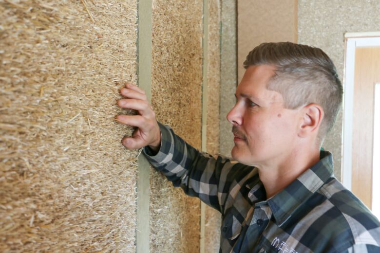 Jari Petäjämäki from Pure Home Nordic examines the straw structure in a wall panel.