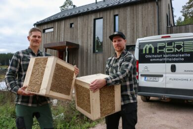Pure Home Nordic -yrityksen perustajat Niklas Sampalla ja Jari Petäjämäki esittelevät olkirakenteisia rakennusmateriaaleja puutalon edustalla.