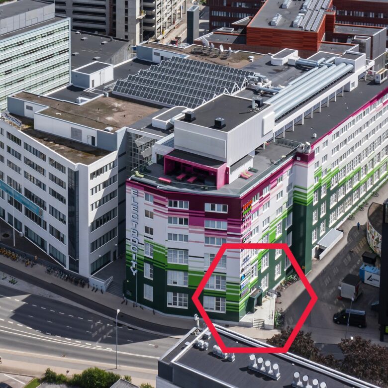 Ilmakuva Turun Kupittaan ElectroCityn alueesta, missä Business Turun sisäänkäynti on ympyröity.
