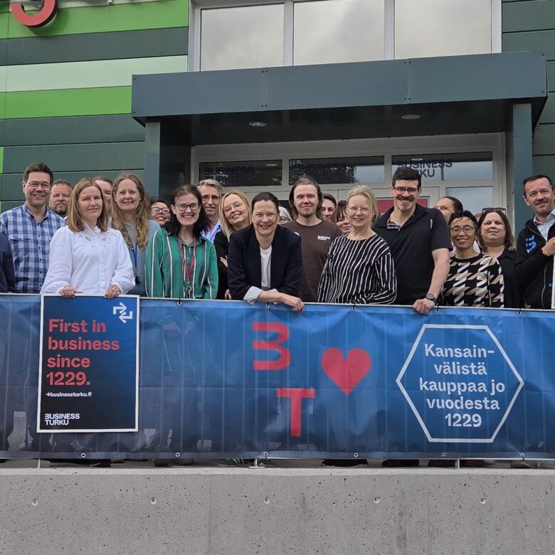 Business Turun henkilöstöä kokoontuneena Tykistökadulla sijaitsevan toimiston etuoven eteen