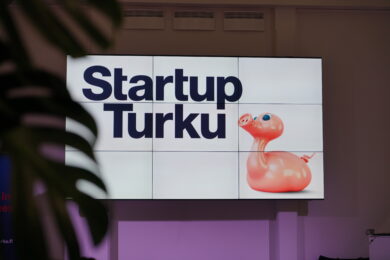 Valokuvassa on näyttö, jossa lukee Startup Turku ja vieressä Turun symbolinen hahmo Posankka, possun ja ankan sekoitus.