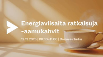 Kahvikuppi keltaisen seinän edessä