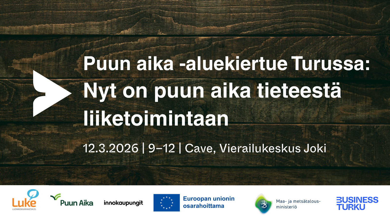 Tumma puupintainen taustakuva, jossa teksti ”Puun aika -aluekiertue Turussa: Nyt on puun aika tieteestä liiketoimintaan”. Alareunassa tapahtuman ajankohta 12.3.2026 klo 9–12, paikka Cave, Vierailukeskus Joki, sekä yhteistyökumppaneiden logot.