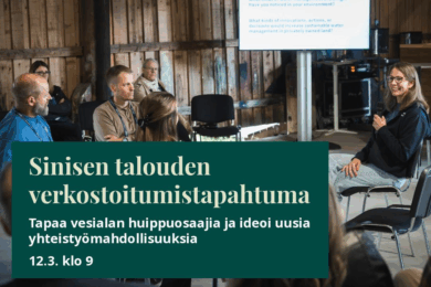 Ryhmä ihmisiä osallistuu keskustelutilaisuuteen puisessa tapahtumatilassa, jossa taustalla näkyy suuri näyttö esitysmateriaalilla. Etualalla on vihreä tapahtumamainos, jossa kerrotaan sinisen talouden verkostoitumistapahtumasta ja sen ajankohdasta.