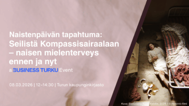 Tapahtumajuliste, jossa vasemmalla on Naistenpäivän tilaisuuden tiedot ja oikealla elokuvakohtaus, jossa nainen makaa lattialla sängyn vieressä rikkinäisten esineiden keskellä.