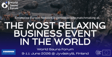 Ihmisiä istuu laiturilla ja saunoo järvimaisemassa. Kuvan päällä on teksti ”The Most Relaxing Business Event in the World”. Tapahtuma on World Sauna Forum, joka järjestetään 9.–11. kesäkuuta 2026 Jyväskylässä. Enterprise Europe Network järjestää tapahtumassa matchmakingin. Kuvassa näkyvät myös World Sauna Forum-, Sauna from Finland- ja EU-logot.