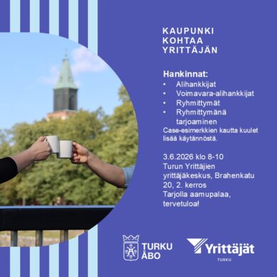 Henkilöt kilistävät kahvimukeja ulkona maisemassa, jossa taustalla näkyy kirkontorni ja puita. Oikealla graafinen sinisävyinen alue, jossa teksti: “Kaupunki kohtaa yrittäjän”. Alla lista hankintoihin liittyvistä aiheista sekä tapahtumatiedot: 3.6.2026 klo 8–10, Turun Yrittäjien yrittäjäkeskus, Brahenkatu 20, 2. kerros. Maininta aamupalatarjoilusta. Alareunassa Turku Åbo - ja Turun Yrittäjät -logot.