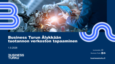 Tapahtumakuva Business Turun älykkään tuotannon verkoston tapaamisesta, robotiikkaa ja tablettia käyttävä henkilö; tekstissä “Business Turun älykkään tuotannon verkoston tapaaminen 1.9.2026”.