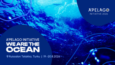Sinisävyinen vedenalainen kuva, jossa teksti “A’Pelago Initiative – We Are the Ocean” sekä tapahtumatiedot Ruissalo, Turku 19.–20.8.2026.