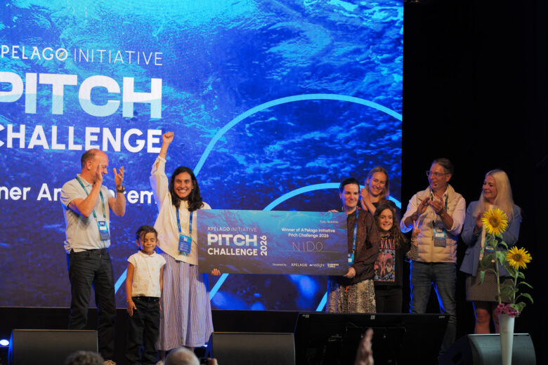 A’Pelago Pitch Challenge 2026 winners Karina Gómez and Loretxu García with their daughters.
