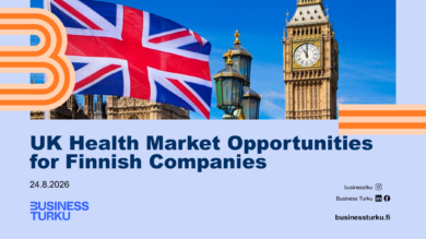 Kuva Business Turun verkkotapahtumasta UK Health Market Opportunities for Finnish Companies. Kuvassa Ison-Britannian lippu liehuu Lontoon Big Ben -kellotornin edessä sinistä taivasta vasten. Kuvassa on tapahtuman nimi “UK Health Market Opportunities for Finnish Companies”, tapahtumapäivä 24.8.2026 sekä Business Turun logo ja verkkosivun osoite. Kuvan värimaailma koostuu sinisestä, punaisesta, valkoisesta ja oranssista.