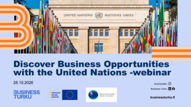 Banneri verkkowebinaarista. Kuvan yläosassa näkyy YK:n rakennus Genevessä ja sen edessä riveittäin eri maiden lippuja. Vaaleansinisellä taustalla lukee suurin kirjaimin: “Discover Business Opportunities with the United Nations -webinar”. Päivämäärä on 28.10.2026. Alareunassa näkyvät Business Turkun, Enterprise Europe Networkin, Euroopan unionin ja Suomen ulkoministeriön logot sekä Business Turkun verkkosivun ja sosiaalisen median kanavien tiedot. Vasemmassa ja oikeassa reunassa on oransseja graafisia kuvioita.