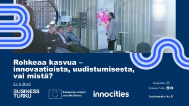 Asiantuntija esittelee aihetta yleisölle tapahtumassa. Kuvan yhteydessä tapahtuman nimi "Rohkeaa kasvua – innovaatioista, uudistumisesta, vai mistä?" ja päivämäärä 22.9.2026.