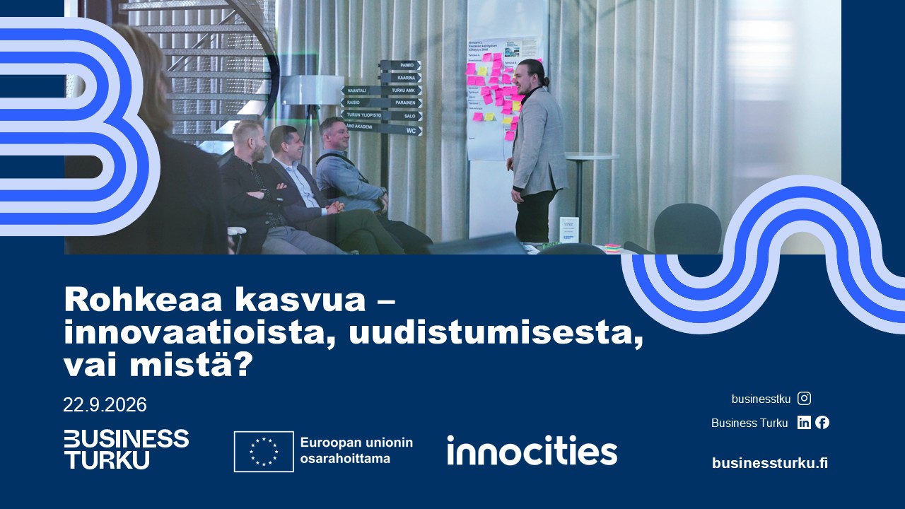 Asiantuntija esittelee aihetta yleisölle tapahtumassa. Kuvan yhteydessä tapahtuman nimi "Rohkeaa kasvua – innovaatioista, uudistumisesta, vai mistä?" ja päivämäärä 22.9.2026.