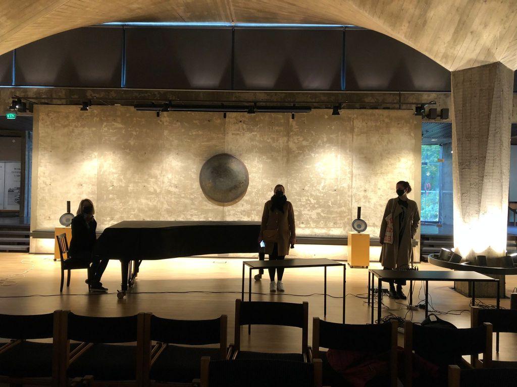 Sibelius-museon sali, kolme soittajaa.