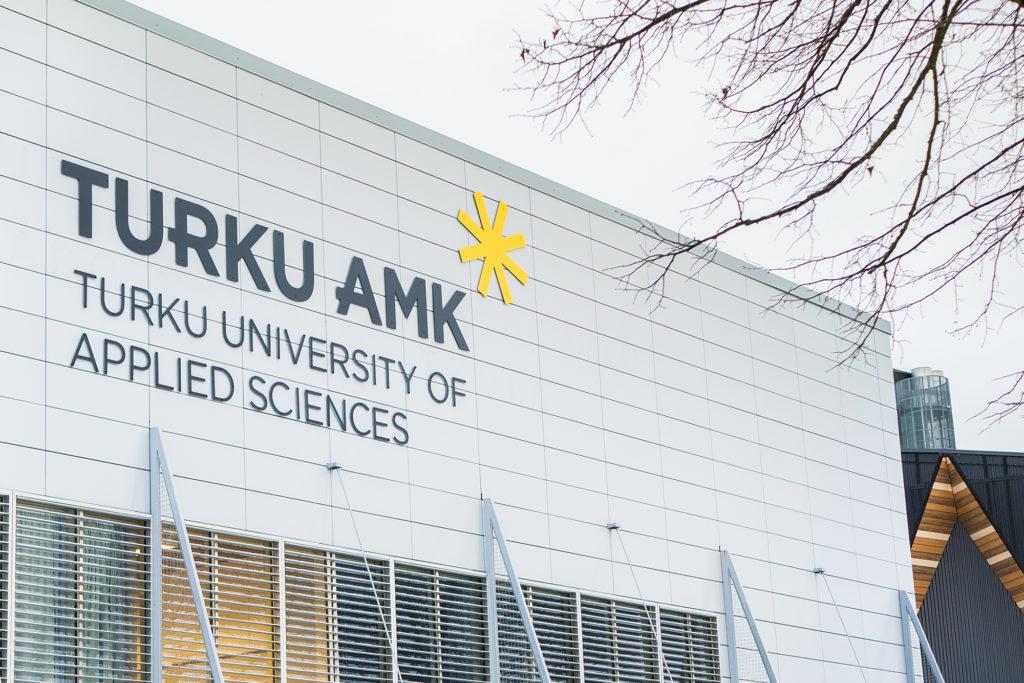 Turun ammattikorkeakoulun toimitalon seinä, jossa TURKU AMK -teksti.