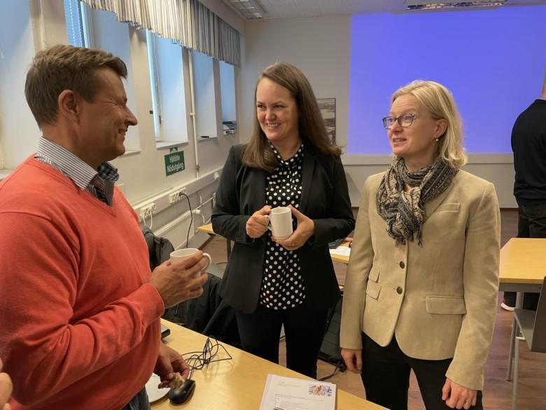 Ismo Kuokkanen (Paroc Group), Annica Lindfors (Nordkalk) ja Reeta Huhtinen (Turku Science Park) joivat kahvia keskustelun lomassa.