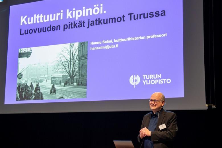 Turun yliopiston professori Hannu Salmi taustoitti Kulttuurikampus Turku esittäytyy -tapahtumassa kulttuurin historiaa ja merkitystä Turussa.  