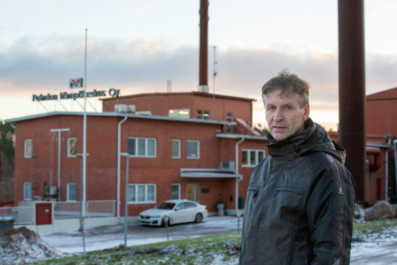 Noin 50-vuotias mies Pekka Vihervuori seisoo punatiilisen Paimion Lämpökeskuksen rakennuksen edessä ja katsoo kameraan.
